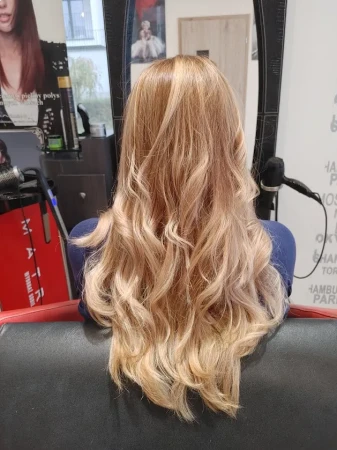 5Blond-fale--granatowa-bluzka-2